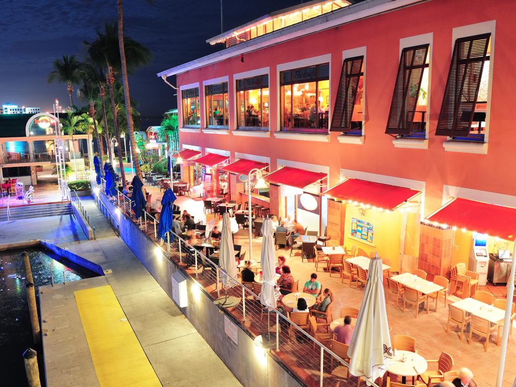 Stores and restaurants in the evening at Bayside Miami